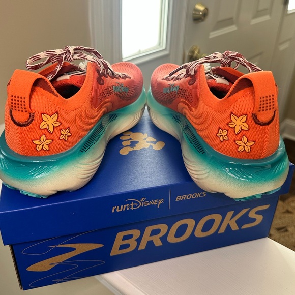 Brooks RunDisney Moana Running Shoes Women Size 8 Adrenaline GTS 25 Limited NIB - Picture 10 of 16